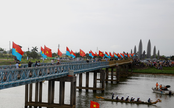 Chủ tịch nước dự lễ thượng cờ thống nhất non sông bên cầu Hiền Lương - Ảnh 4.