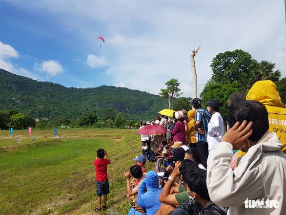 Hàng ngàn người xem biểu diễn dù lượn trên đỉnh Phụng Hoàng Sơn - Ảnh 1. Hàng ngàn người xem biểu diễn dù lượn trên đỉnh Phụng Hoàng Sơn - Ảnh 1.