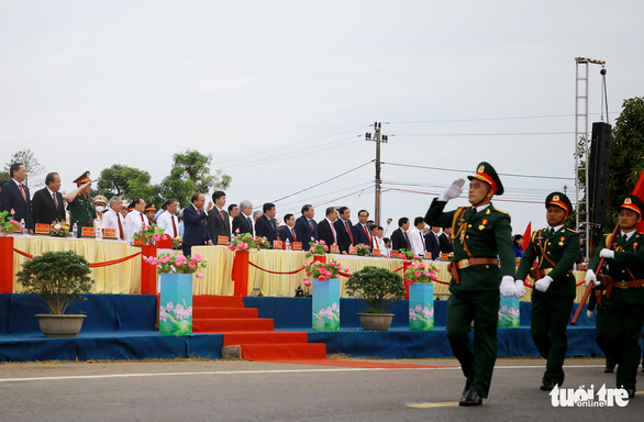 Chủ tịch nước dự lễ thượng cờ thống nhất non sông bên cầu Hiền Lương - Ảnh 2.