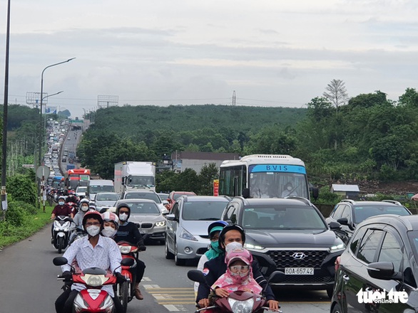 Cầu Rạch Miễu tê liệt từ sáng tới chiều, đi bộ cũng không xong - Ảnh 15. Cầu Rạch Miễu tê liệt từ sáng tới chiều, đi bộ cũng không xong - Ảnh 15.