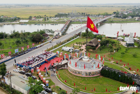Chủ tịch nước dự lễ thượng cờ thống nhất non sông bên cầu Hiền Lương - Ảnh 1.