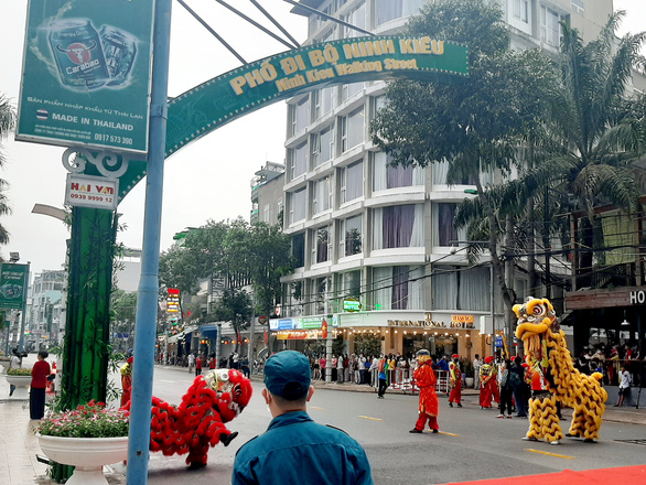 Cần Thơ ra mắt tuyến phố đi bộ ở bến Ninh Kiều nhằm thu hút khách du lịch - Ảnh 1.