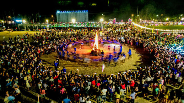 Dịp lễ 30-4, du khách đổ về Lạng Sơn trải nghiệm Lễ hội Kỳ hoa - Ảnh 1.