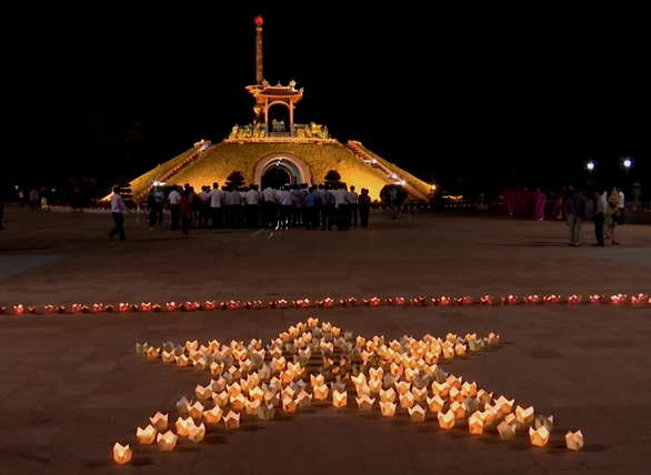 Nghĩa trang Trường Sơn, đôi bờ Hiền Lương, Thành cổ Quảng Trị rực sáng trong ngày thống nhất - Ảnh 5.
