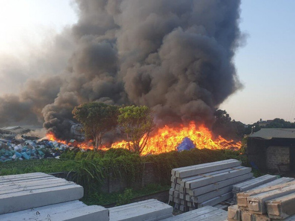 Khu tập kết rác công nghiệp hơn 9.000m2 cháy dữ dội, khói cuồn cuộn lên trời - Ảnh 1.