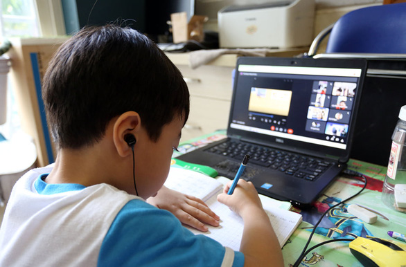 Trẻ nguy cơ mắc hội chứng thị giác màn hình máy tính vì học online quá dài - Ảnh 1.