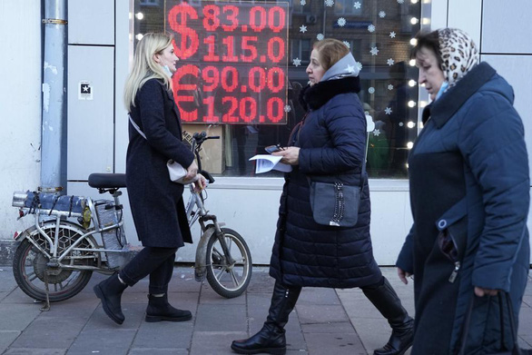 Các chuyên gia vẫn hoài nghi về kinh tế Nga dù đồng rúp tăng giá - Ảnh 2.