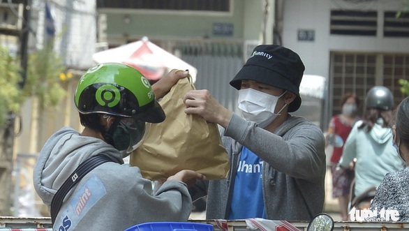 Bán buôn thời nay: Anh hàng cua ốc, chị hàng chè 'lên mạng' tập bán hàng thời công nghệ