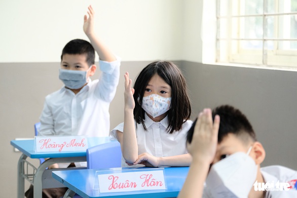 Hà Nội: Học sinh lớp 1 lần đầu được đến trường - Ảnh 8. Hà Nội: Học sinh lớp 1 lần đầu được đến trường - Ảnh 8.
