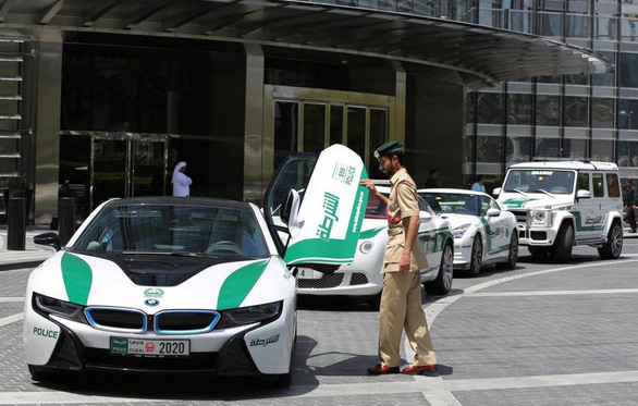 Cảnh sát Dubai khoe dàn xe tuần tra khủng suốt 66 năm như phim Hollywood - Ảnh 3.