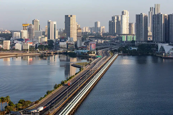Giá xăng tăng cao, người Singapore chạy sang Malaysia ‘bơm nhờ’ - Ảnh 2.