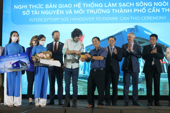 Handing over the first automatic river garbage collection system in Vietnam - Photo 1.