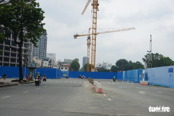 TP.HCM tháo dỡ toàn bộ rào chắn trên đường Lê Lợi trước ngày 2-9 - Ảnh 1. TP.HCM tháo dỡ toàn bộ rào chắn trên đường Lê Lợi trước ngày 2-9 - Ảnh 1.