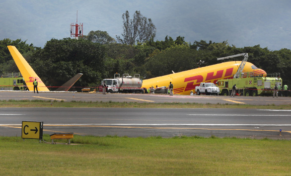 Máy bay gãy đôi tại Costa Rica - Ảnh 2.