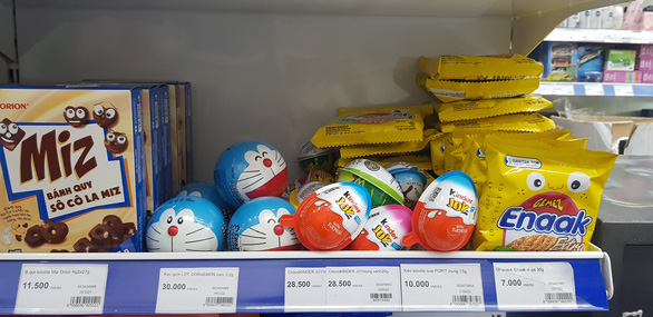 Siêu thị kiểm tra kẹo trứng Kinder Surprise - Ảnh 1.