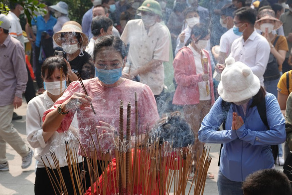 Trước ngày giỗ Tổ, người dân nô nức về đền Hùng dâng hương - Ảnh 6.