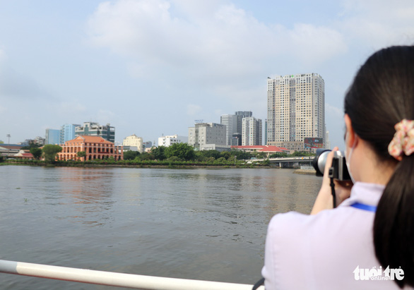 Học sinh thích thú đi tàu trên sông Sài Gòn, chụp ảnh vẻ đẹp thành phố - Ảnh 5.