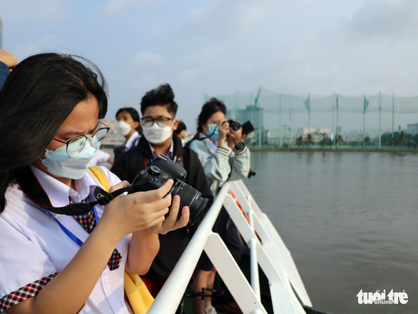 Học sinh thích thú đi tàu trên sông Sài Gòn, chụp ảnh vẻ đẹp thành phố - Ảnh 3.