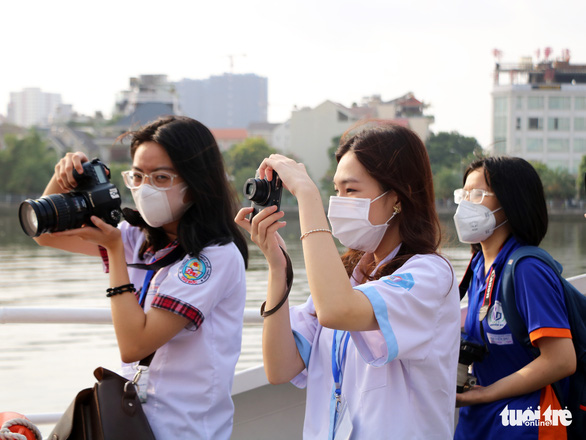 Học sinh thích thú đi tàu trên sông Sài Gòn, chụp ảnh vẻ đẹp thành phố - Ảnh 1.