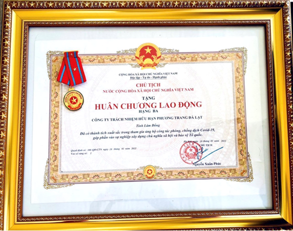Công ty TNHH Phương Trang Đà Lạt được tặng thưởng Huân chương Lao động hạng Ba - Ảnh 1.