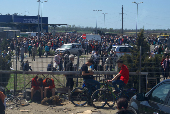 QUICK READ 1-5: A group of Ukrainian civilians were evacuated from the Azovstal stronghold - Photo 2.