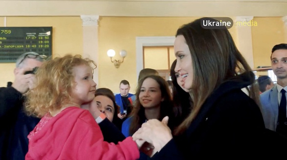 Angelina Jolie runs for shelter when she hears sirens in Lviv - Photo 3.