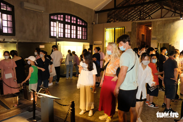 Many young people come to Hoa Lo Prison relic on the occasion of the holiday - Photo 5.