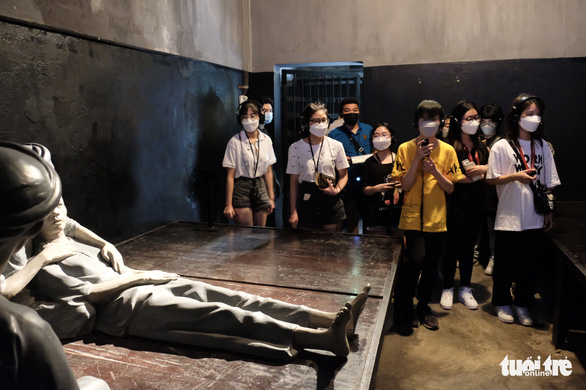 Many young people come to Hoa Lo Prison relic on the occasion of the holiday - Photo 4.