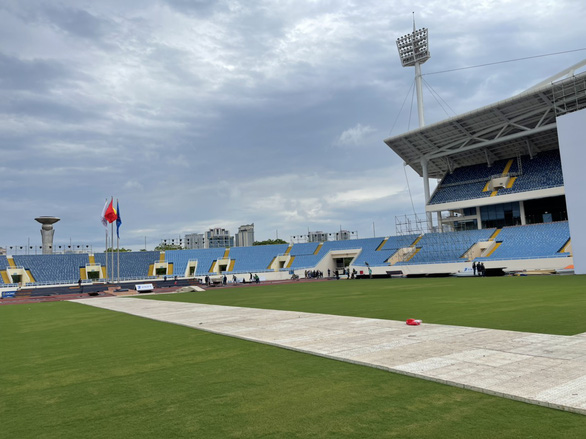 Bắt đầu phủ mặt cỏ sân Mỹ Đình làm sân khấu khai mạc SEA Games 31 - Ảnh 1.
