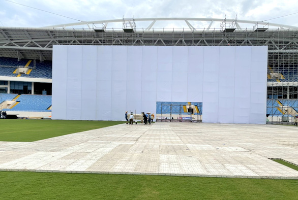 Bắt đầu phủ mặt cỏ sân Mỹ Đình làm sân khấu khai mạc SEA Games 31 - Ảnh 2.