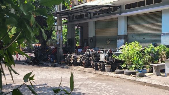 Gara sửa ôtô chiếm dụng vỉa hè, lòng đường, chính quyền ở Quy Nhơn xử lý không xong - Ảnh 5.