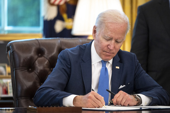 Tổng thống Biden ký lại đạo luật 81 năm trước để dễ hỗ trợ vũ khí cho Ukraine - Ảnh 1.