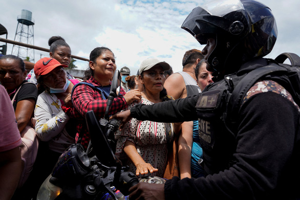 Bạo loạn rùng rợn trong tù ở Ecuador: 43 người chết, hơn 100 tù nhân trốn trại - Ảnh 2.