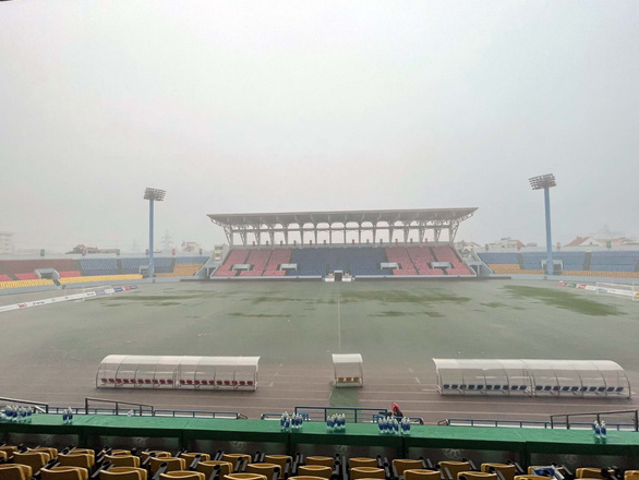 Sân Cẩm Phả ngập, trận nữ Myanmar - Lào phải đổi ngày thi đấu - Ảnh 1.