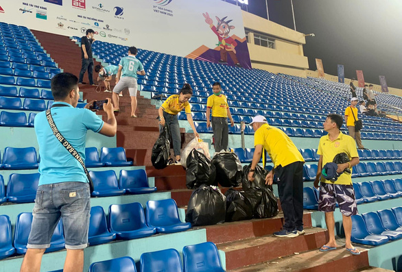 Người hâm mộ dọn sạch rác trên sân Thiên Trường sau các trận đấu - Ảnh 3.
