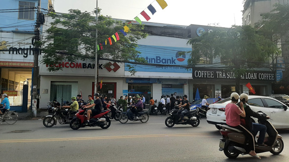 Truy bắt nghi phạm cướp ‘hụt’ ngân hàng giữa trung tâm Hải Phòng - Ảnh 1.