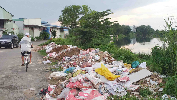 Xà bần, phế thải tràn ngập bờ kênh Tham Lương - Ảnh 1.
