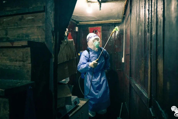 Shanghai bans epidemic prevention staff from entering people's houses to spray disinfectant - Photo 1.