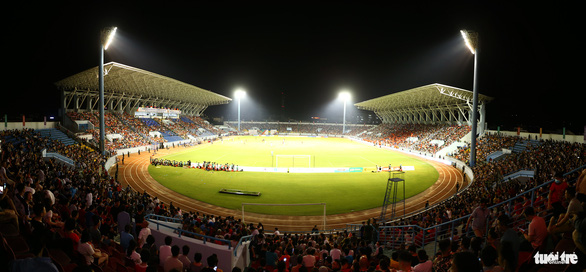 Sân Cẩm Phả, Quảng Ninh kín chỗ ngồi và ban tổ chức phải sớm đóng cửa sân từ 30 phút trước trận - Ảnh: HOÀNG TÙNG