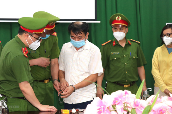 Bắt tạm giam giám đốc và 2 cán bộ CDC Hà Giang nhận hối lộ của Việt Á - Ảnh 1.