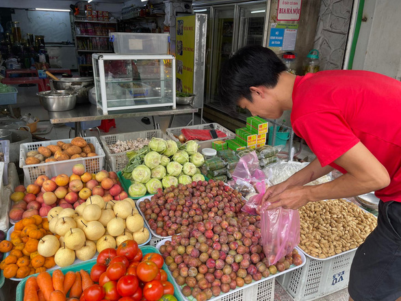 Xăng tăng kỷ lục, cà phê, cơm sườn, hủ tiếu... tăng theo, chợ buồn vắng khách  - Ảnh 2.