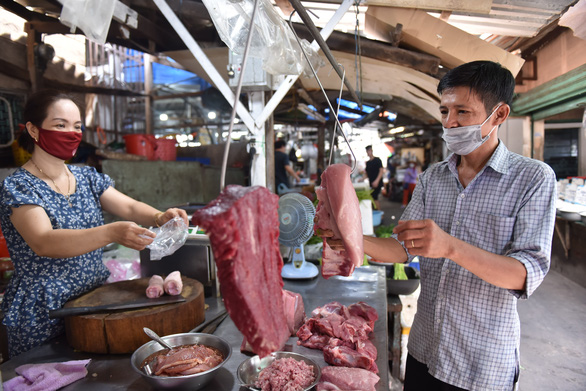 Xăng tăng kỷ lục, cà phê, cơm sườn, hủ tiếu... tăng theo, chợ buồn vắng khách  - Ảnh 4.