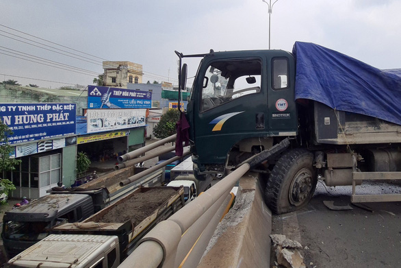 Xe tải tông gãy lan can nhô ra khỏi cầu vượt Amata Đồng Nai - Ảnh 2.