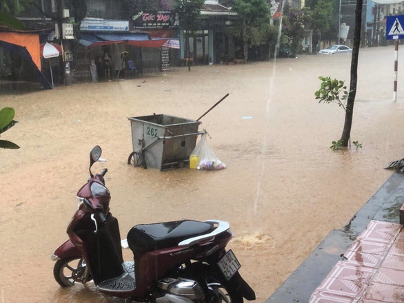 Đường phố Lào Cai ngập sâu sau cơn mưa lớn - Ảnh 2.