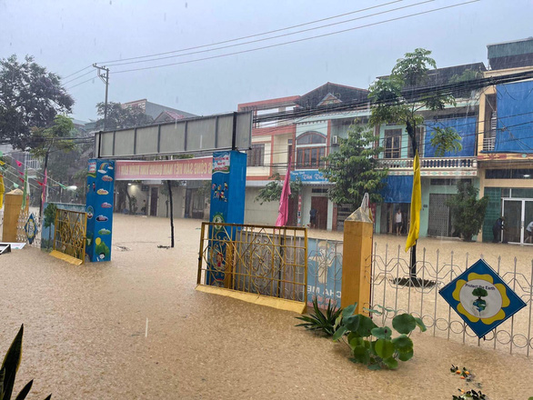 Đường phố Lào Cai ngập sâu sau cơn mưa lớn - Ảnh 1.