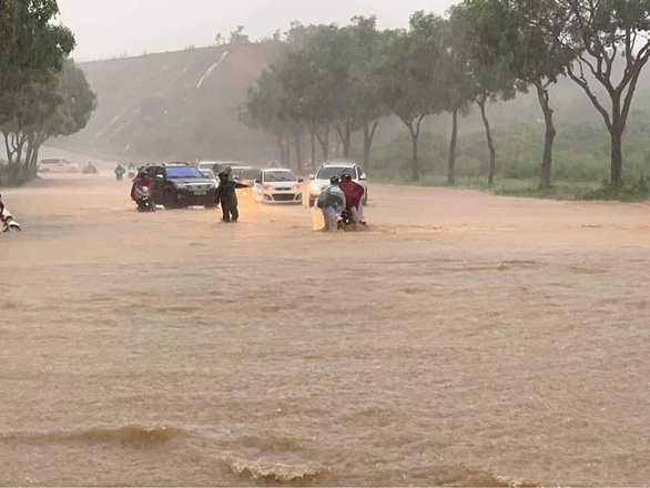 Đường phố Lào Cai ngập sâu sau cơn mưa lớn - Ảnh 5.
