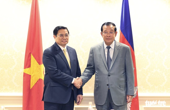Thủ tướng Phạm Minh Chính gặp Thủ tướng Hun Sen bên lề Cấp cao ASEAN