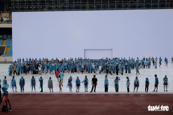 Hàng trăm tình nguyện viên được huy động dọn dẹp, lau khô sân khấu chuẩn bị khai mạc SEA Games 31 - Ảnh 4.
