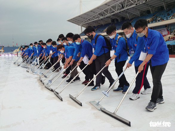Hàng trăm tình nguyện viên được huy động dọn dẹp, lau khô sân khấu chuẩn bị khai mạc SEA Games 31 - Ảnh 1.