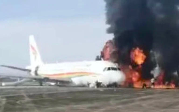Máy bay bốc cháy sau khi lao khỏi đường băng ở Trung Quốc - Ảnh 1.